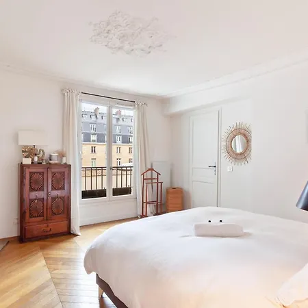 Modern Near Louvre By Guestready